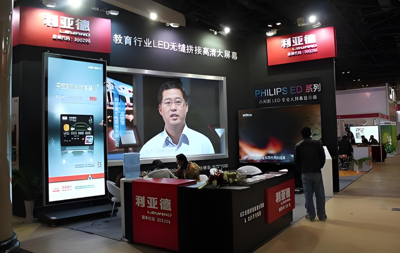 澳门8858cc永利全新一代3D折叠屏首秀北京教育装备展，，开启智慧教育多维交互时代
